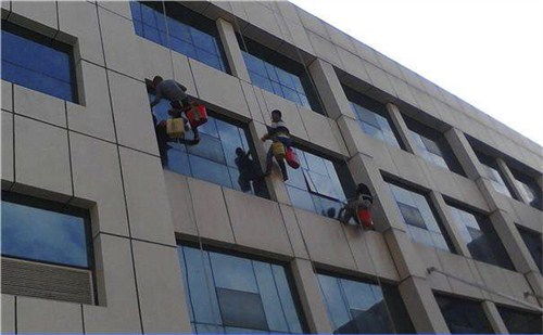 雨花台区高空外墙清洗服务 守护建筑“颜面”，提升城市形象